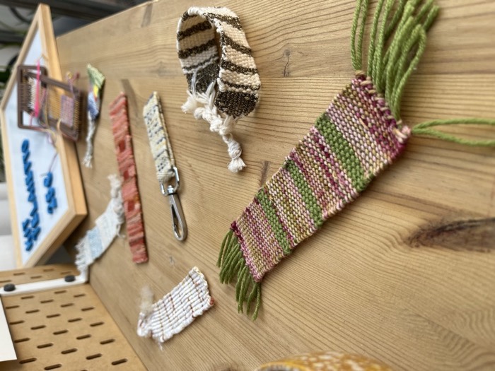 Bracciali tessuti a righe verdi, rosa e marroni appoggiati su un tavolo